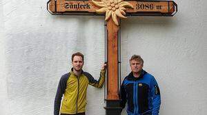 Florian und Hannes Ludwiger mit dem neuen Kreuz
