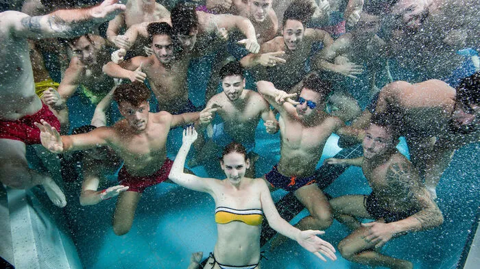 Gleich am Donnerstagnachmittag stellten sich die Burschen mit Profifotografin Miriam Primik der Herausforderung „Unterwasser-Shooting“ in der Auster Graz. Jeder Kandidat hatte vier Minuten Zeit, um sein Bestes zu geben.