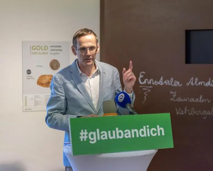 Oliver Kröpfl spricht am Podium bei einer Veranstaltung