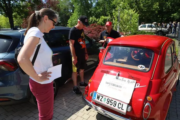 „Es ist selbst für uns eine Überraschung, wie viele Fahrzeuge vorfahren. Man kann hier die Mobilitätsgeschichte des 20. Jahrhunderts studieren. Vor allem sind es die amerikanischen und englischen Fahrzeuge, die das Publikum begeistern“, sagt Legenstein