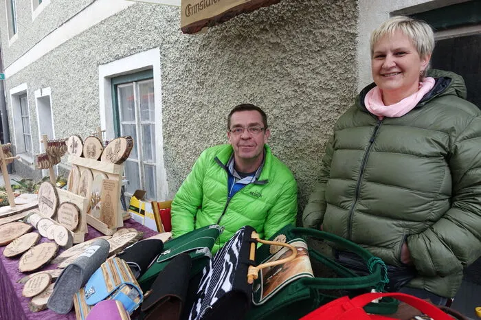 Hauben, Brandmalereien und Taschen der "Ennstaler Handwerkskunst" bieten Silvia und Herbert Jedelsky an.