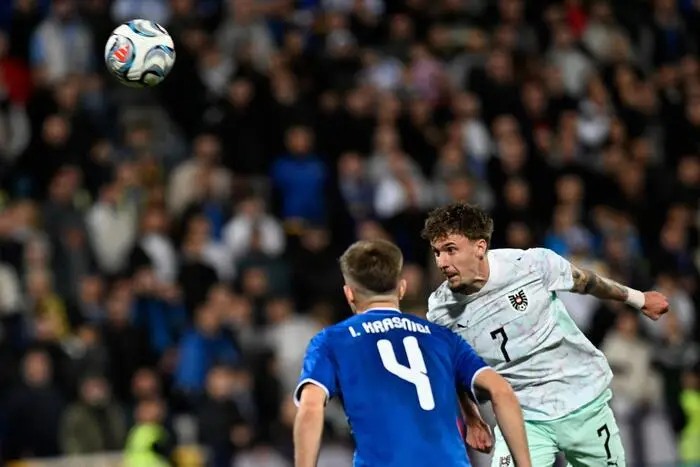 Christoph Lang legte alle Kraft in den Kopfball