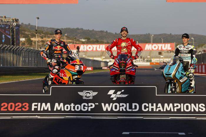 Die Weltmeister 2024: Francesco Bagnaia (MotoGP/Ducati/Mitte), Pedro Acosta (Moto2/KTM/links) und Jaume Masia (Moto3/Leopard Racing) 