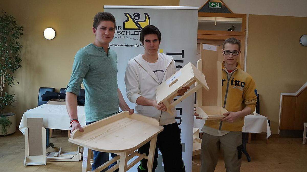 Die drei Sieger des Lehrlingswettbewerbes:  Gregor Riepl, Thomas Feistbaur und Markus Korak mit ihren fertigen Werkstücken 