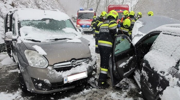 Die Männer der Freiwilligen Feuerwehr Steinberg-Rohrbach hatten letztes Wochenende nach Verkehrsunfällen infolge des Wintereinbruchs alle Hände voll zu tun.