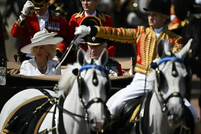 Charles III. wird im November 77 Jahre alt. Traditionsgemäß wird der Geburtstag britischer Monarchen jedoch stets mit einer Militärparade im Juni gefeiert, wenn besseres Wetter zu erwarten ist.