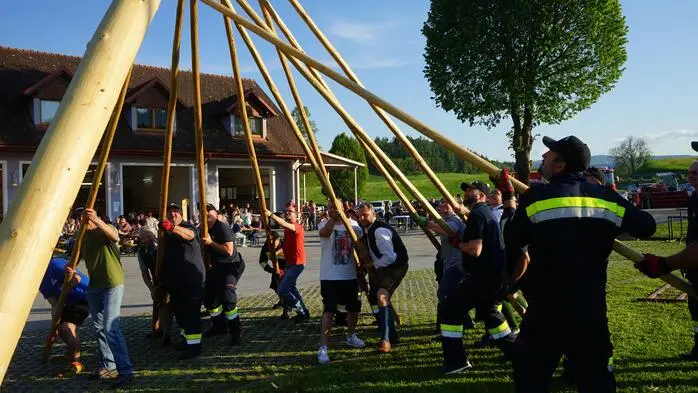 Alle Jahre wieder wird von der Freiwilligen Feuerwehr Piber das traditionelle Maibaumaufstellen organisiert. So auch dieses Jahr – mit Unterstützung des MV Piber.
