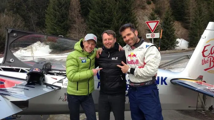 Kurt Kaiser, hier bei Dreharbeiten für einen waghalsigen Werbespot am Präbichl mit Andreas Goldberger und Extremsportler Hannes Arch, der 2016 bei einem Hubschrauberabsturz ums Leben gekommen ist