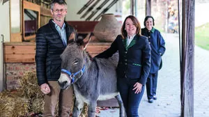 Bürgermeister Gottfried Rieger (vulgo Josef), Esel Marco, Maria Möstl (alias Maria von Nazareth) und Sylvia Loidolt 