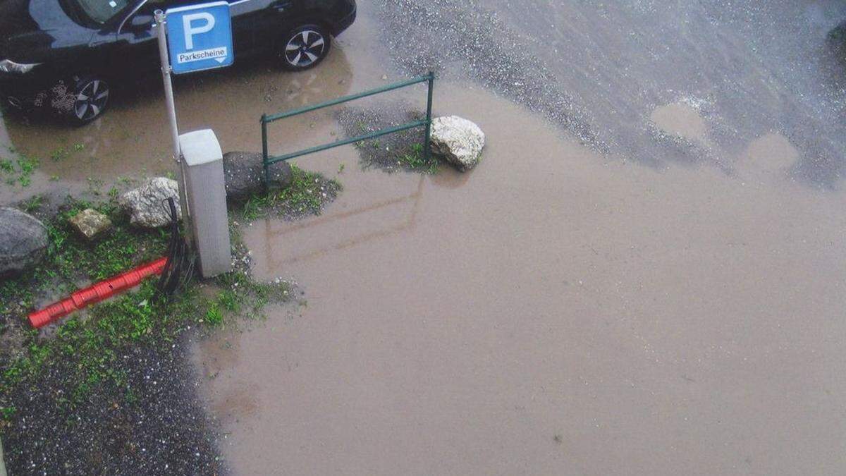 &quot;Parken in Judenburg - natürlich gebührenpflichtig&quot;, wundert sich ein Leser über den Zustand des Parkplatzes