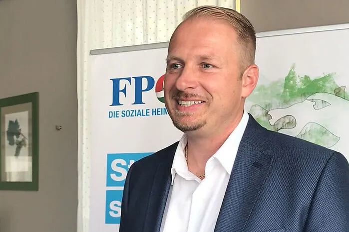 Der FP-Spitzenkandidat im Wahlkreis, Markus Leinfellner, sagt zum österreichweiten Ergebnis seiner Partei: "Man braucht nichts zu beschönigen. Das ist heute ein schwarzer Wahltag." Obwohl die FPÖ im Bezirk Voitsberg mit (derzeit) 24,5 Prozent noch immer auf Platz zwei hinter der ÖVP und Kopf an Kopf mit der SPÖ liegt. "Ich bin mir nicht ganz sicher, aber ich glaube, dass wir der stärkste Bezirk in der Steiermark und der stärkste Wahlkreis sind." Das sei trotz allem erfreulich.