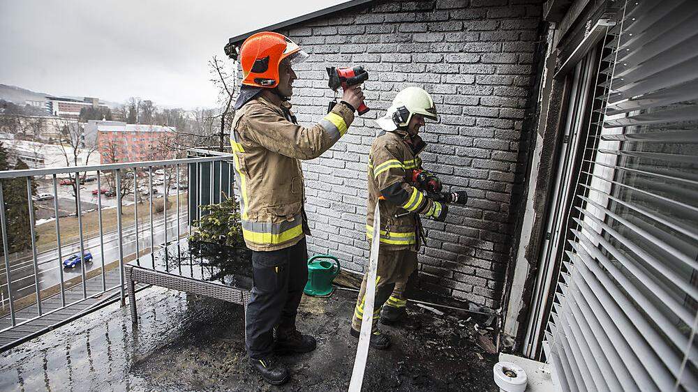 Vier Feuerwehren im Einsatz: Fassade eines Balkons brannte