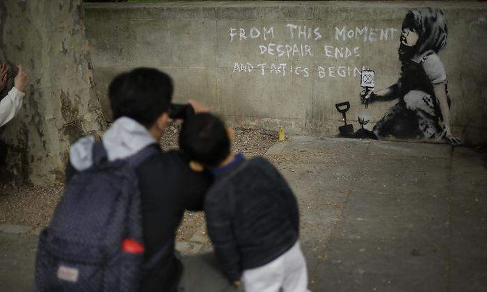 Das Graffiti zieht zahlreiche Smartphones und ihre Besitzer an
