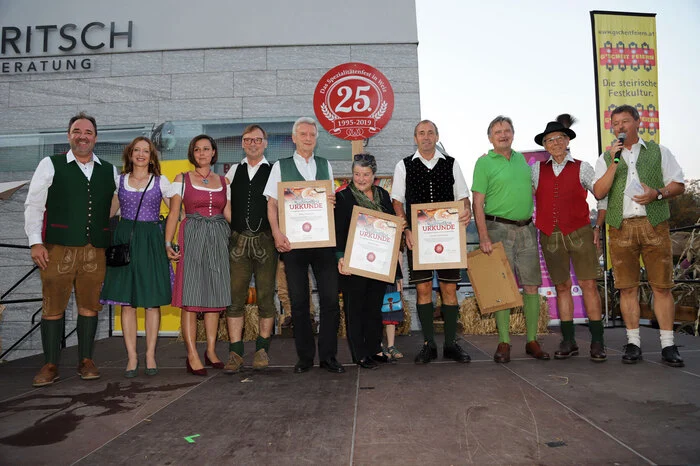Im Rahmen des offiziellen Anschnitts wurde an einige Wegbegleiter des Festes eine Dankesurkunde überreicht.