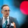 ARCHIV - 17.03.2020, Berlin: Heiko Maas (SPD), Au§enminister, u§ert sich bei einer Pressekonferenz im Foyer des Auswrtigen Amts zu aktuellen Entwicklungen bei der weltweiten Verbreitung des Coronavirus. (zu "Maas: Goethe-Institut vor Einschnitten wegen Corona bewahren") Foto: Bernd von Jutrczenka/dpa +++ dpa-Bildfunk +++