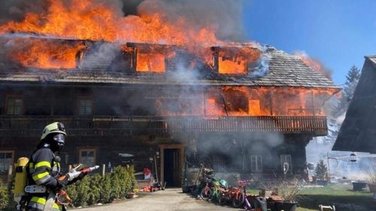 In Arriach brannte ein 800 Jahre altes Bauernhaus aus