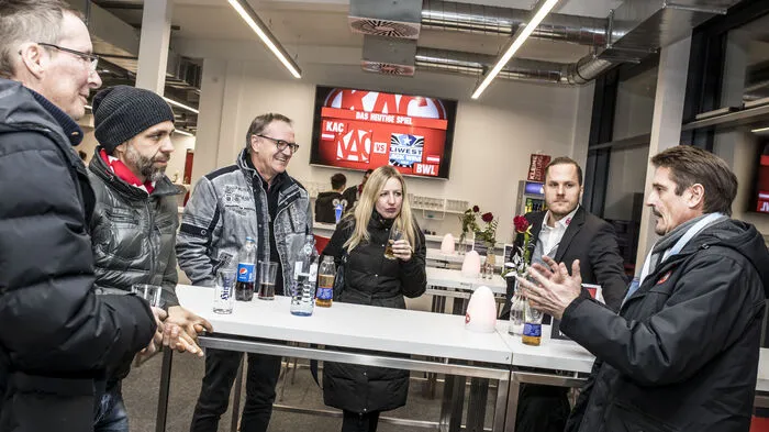 Stefan Fernandez, Ulf Scheiber sowie Alexandra und Peter Karpf wurden eine Stunde vor Spielbeginn von KAC-Manager Oliver Pilloni im VIP-Raum des KAC begrüßt und verbrachten einen unvergesslichen Abend mit KAC-Kapitän Manuel Geier an ihrer Seite.