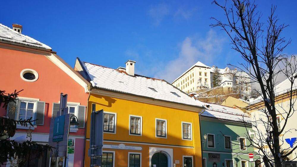 Das Pankesegger-Haus (gelb) am Fuße des Murauer Schlossberges ist nun im Besitz von Dietrich Mateschitz