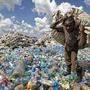 Nicht nur in den Slums von Nairobi (Kenia) wird das weltweite Kunststoffproblem sichtbar