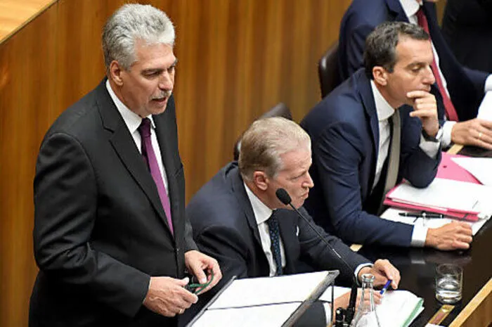Runter mit den Schulden, runter mit den Ausgaben, runter mit den Steuern: Das Budget schultert nicht das Hohe Haus, Sie beschließen es nur, das Budget schultern mehr als acht Millionen Österreicher. (Hans Jörg Schelling)
