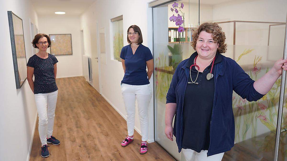 Helene Wirnsberger, Birgit Kratzwald und Ärztin Susanne Schwarz haben sich in der neuen Ordination schon gut eingelebt