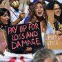 Demonstrantinnen am Rande der Klimakonferenz verlangen Entschädigungen für bereits erlittene klimabedingte Verluste