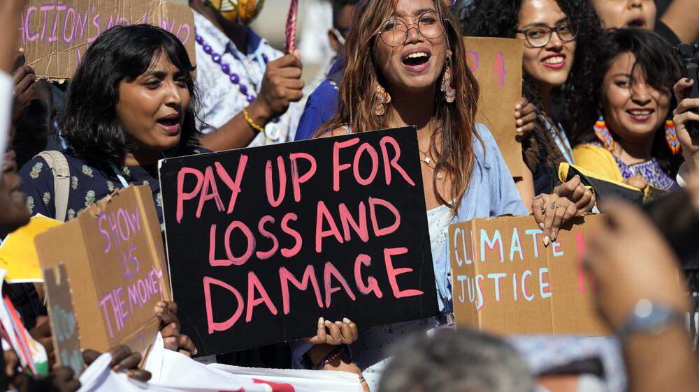 Demonstrantinnen am Rande der Klimakonferenz verlangen Entschädigungen für bereits erlittene klimabedingte Verluste