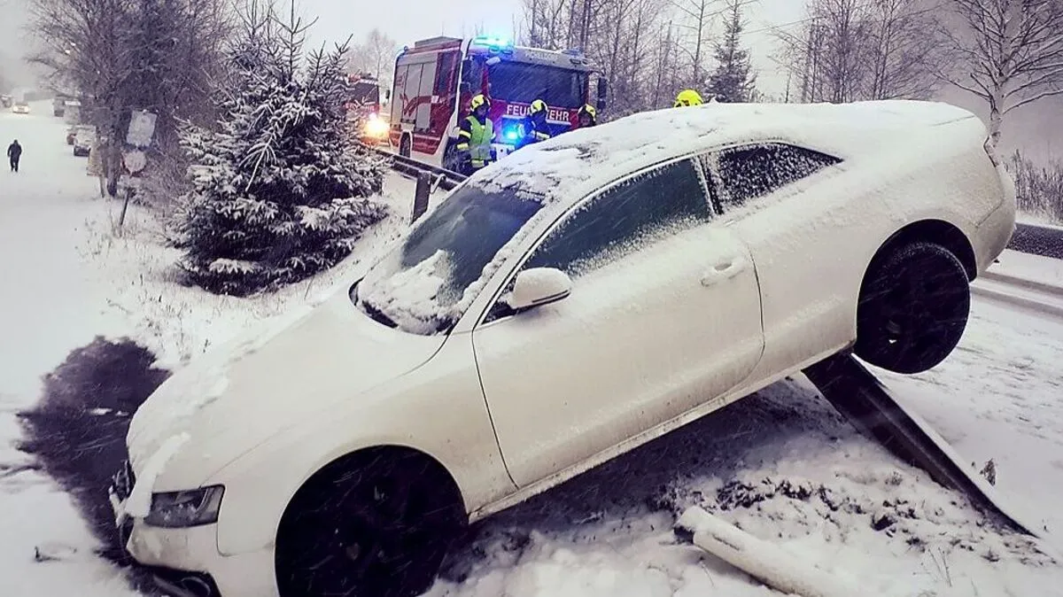 Das Auto landete auf der Leitplanke