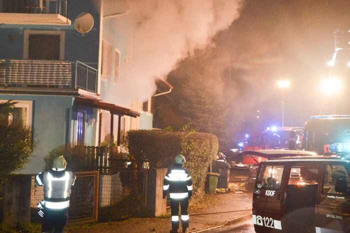 Der Brand selbst wurde rasch unter Kontrolle gebracht. Einsatzleiter Roger Papst von der FF Spittal sprach wegen der starken Verrauchung innerhalb des Gebäudes von einer dramatischen Situation.
