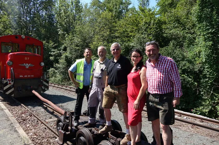 Die beiden Waggons zu finden und anzuschaffen, war gar nicht einfach. Das Kreativ-Team - bestehend aus Bahnhofsvorstand Heinz Treffler, Eisenbahn-Experte Herbert Poglitsch und dem technischen Berater Franz Zettel sowie den Wirtsleuten - musste mehrere Reisen unternehmen, bis die richtigen Waggons gefunden waren.