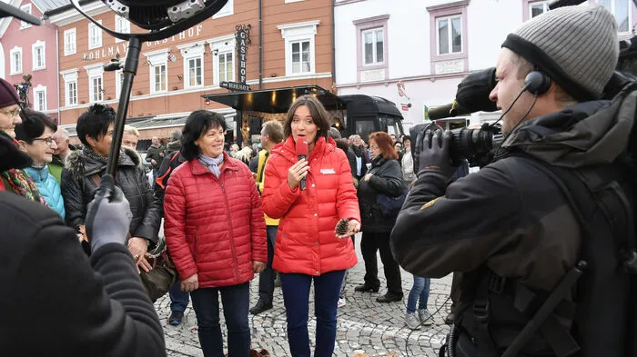 Frühaufsteherin Eva Pölzl mischte sich mitten unter die Besucher der "Guten Morgen Österreich!" Show des ORF am Gmünder Hauptplatz. Die Hauptmoderation erfolgte vom großen Container aus. Die Besucher konnten Schmankerln vom heimischen Bäcker, der Kärntnermilch und heiße Gulaschsuppe von den Wirtsleuten der "Alten Burg" verkosten.