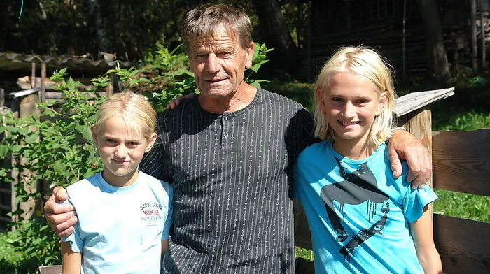 Erich Kiedl mit seinen Enkelkindern Anna und Jan, die auch schon einige Male auf dem Rappold waren	