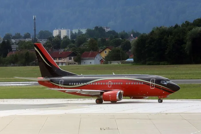 Der Flieger der Mailänder in den Vereinsfarben Rot und Schwarz