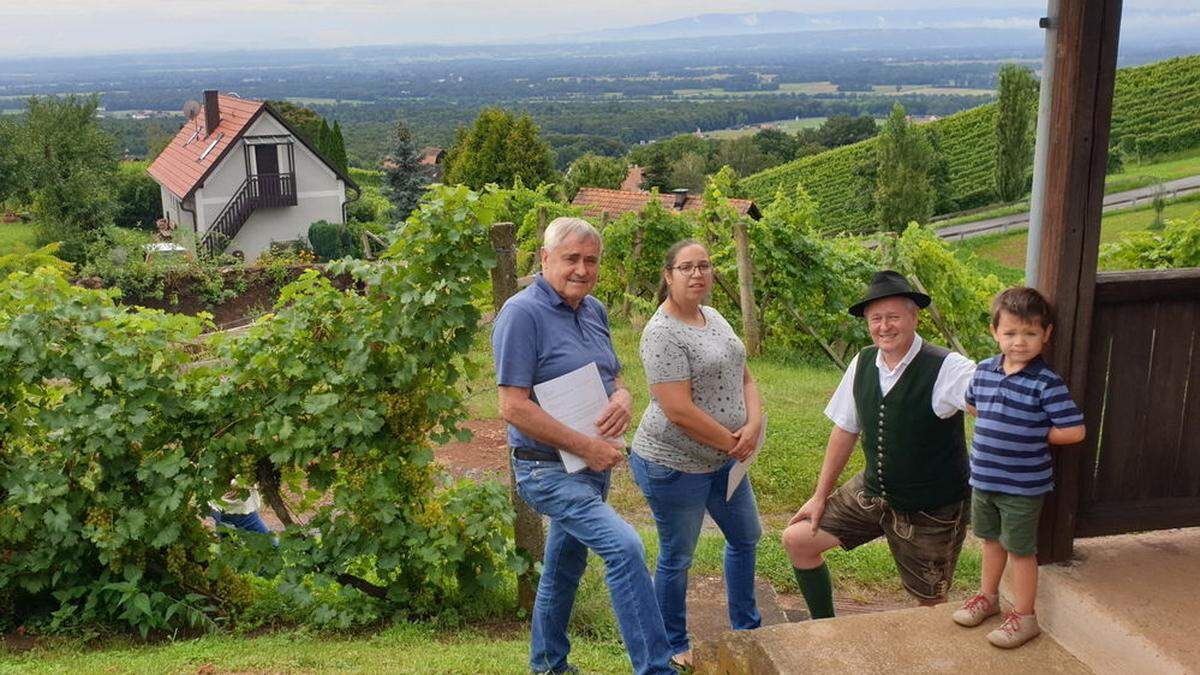 Die Anrainer Heinrich Gießauf, Stefanie Patz und Franz Patz (v. l.) machen aufmerksam