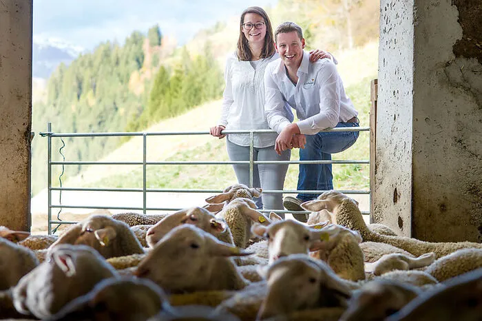 Matthias Kollnig und Theresa Unterluggauer setzen auf 75 Milchschafe. Sie verarbeiten pro Tag 100 Liter Milch zu Joghurt und Käse. Beliefert werden Hotels und Geschäfte. Auch am Stadtmarkt Lienz sind sie vertreten. 0681–101 461 09
