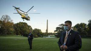 US-Präsident Donald Trump wurde noch am Freitagabend Ortszeit per Hubschrauber in das Walter- Reed-Militärspital in Bethesda geflogen.