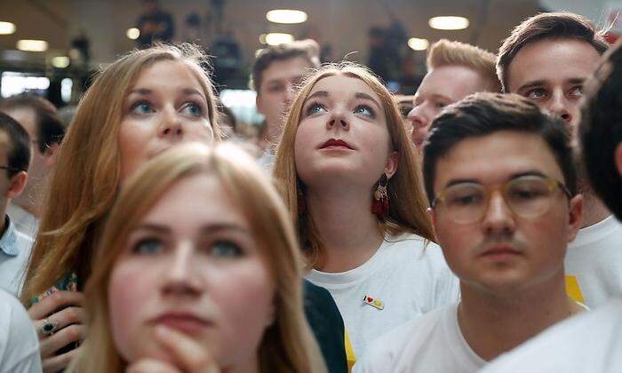 Gedrückte Stimmung bei Fans von Merkel im Konrad-Adenauer-Haus in Berlin 