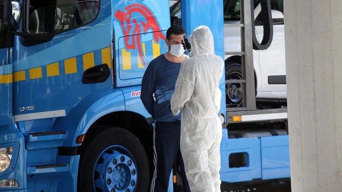 An den Grenzübergängen zwischen Kärnten und Slowenien werden Maßnahmen verschärft. Mitarbeiter der Gesundheitsämter werden von Polizei und Bundesheer unterstützt.