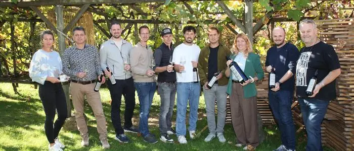 Die TAU-Winzer präsentieren den Ortswein 2025 am Wochenende am Weinhof Engel. Franziska Hatz sorgt für musikalischen und Andrea Engel für kulinarischen Genuss