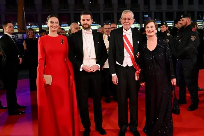 (v.l.) Montenegros Präsident Jakov Milatovic mit Ehefrau Milena, Bundespräsident Alexander Van der Bellen und Ehefrau Doris Schmidauer