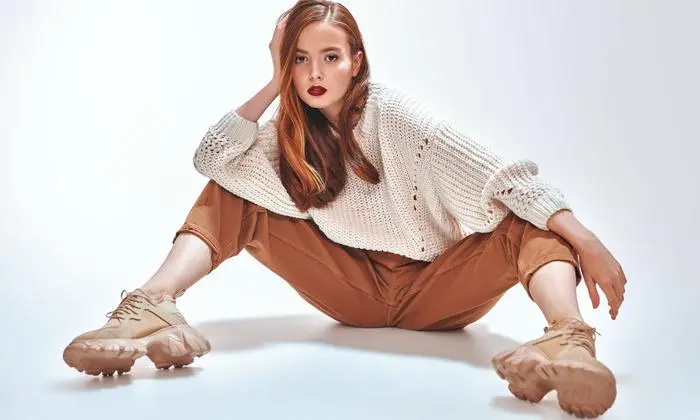 Außen derb, innen soft - Sneaker mit mächtigen Sohlen tragen dich auch durch Pfützen und Regen