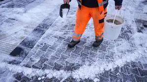 Spiegelglatt ist es nach wie vor auf vielen Plätzen, Vorsicht ist geboten