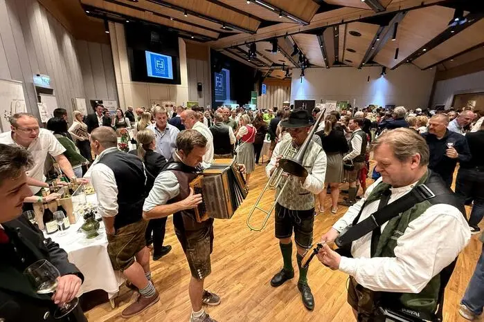 Neben einem vielfältigen Schmankerlbuffet und schwungvoller Stubenmusik führte Roman Neubauer durch den Abend.