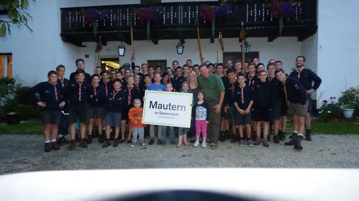 Ein Waldstück in der Zidritz in Mautern im Liesingtal war drei Wochen lang Heimat für 40 französische Pfadfinder im Alter zwischen zwölf und 17 Jahren und deren Betreuer. Durch Dechant Pater Clemens Grill sind die Burschen nach Mautern gekommen.