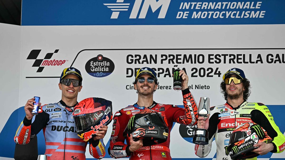 Marc Marquez (links), Francesco Bagnaia (Mitte) undMarco Bezzecchi jubeln in Frontera 