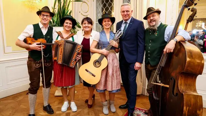 LH Mario Kunasek, Vize-LH Manuela Khom mit Musik