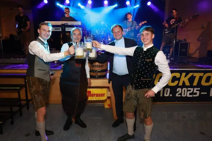 Los ging es mit einem Bieranstich. Landjugendleiter Gabriel Schwab und sein Stellvertreter David Winter eröffneten das Fest mit Bürgermeister Gottfried Reif und Pfarrer Ciprian Sascău.