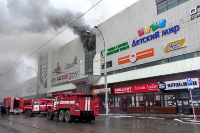 Das Gebäude ist nach Angaben der Behörden einsturzgefährdet. Ermittler gehen von einem defekten Kabel als Brandursache aus.