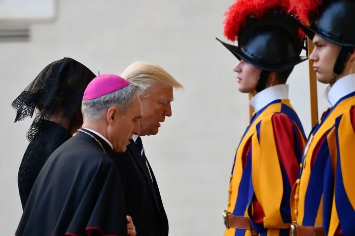 "Den Papst zu treffen, war die größte Ehre meines Lebens. Ich bin nach dem Besuch im Vatikan entschlossener denn je, für den Weltfrieden zu arbeiten", twitterte Trump.