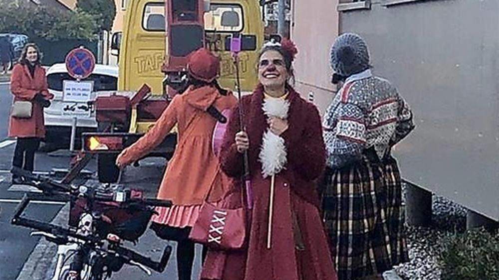 Die &quot;Rote Nasen Clowndoctors&quot; statteten den Bewohnern des Altenheimes in der Feldkirchner Straße in Klagenfurt einen Besuch ab - ohne dabei das Haus zu betreten